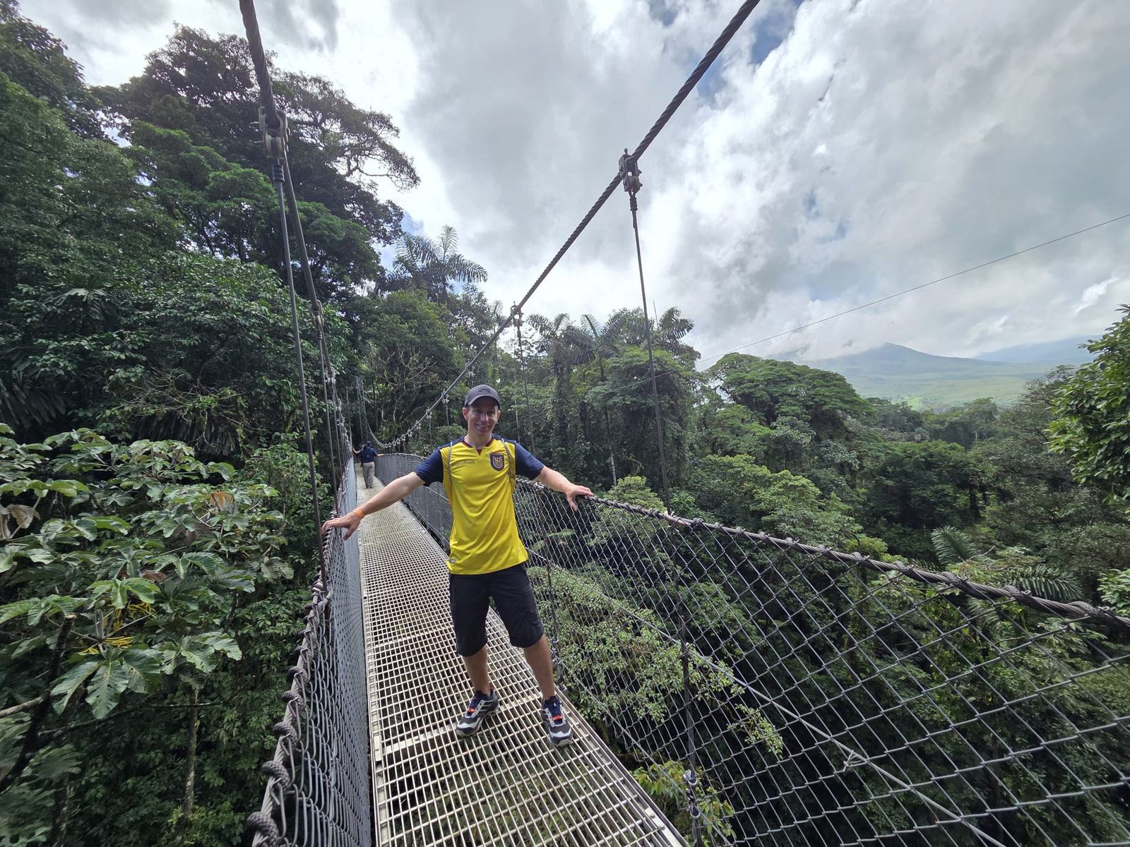 Matthias auf einer Hängebrücke im Mistico Park