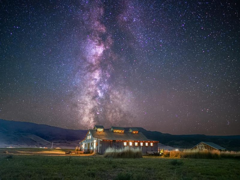 Summer_Lake_Hot_Springs_Building_Milky_Way_CREDIT Joey Hamilton_Travel Oregon